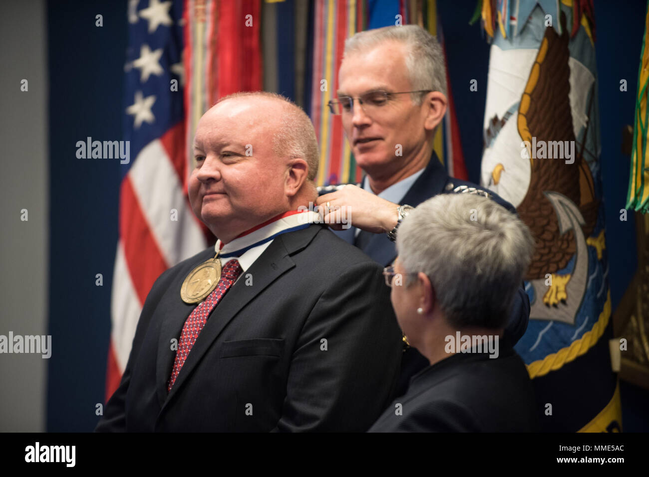 Us Air Force General Paul J. Selva, der stellvertretende Vorsitzende des Generalstabs, Orte die Auszeichnung auf Kevin Ott, der US Air Force-Preisträger 2017, während der Geist der Hoffnung Auszeichnungen in der Halle der Helden im Pentagon, Okt. 26, 2017. Der Geist der Hoffnung Award wird für Männer und Frauen der US-Streitkräfte, Entertainer ausgezeichnet, und anderen illustren Amerikaner und Organisationen, deren Patriotismus und Service entsprechen denen, die von Herrn Bob Hope. Die Empfänger selbstlos dazu beigetragen, eine außergewöhnliche Zeit, Talent, Ressourcen oder der Lebensqualität oder Service Mitglieder wesentlich zu verbessern und ihre Stockfoto