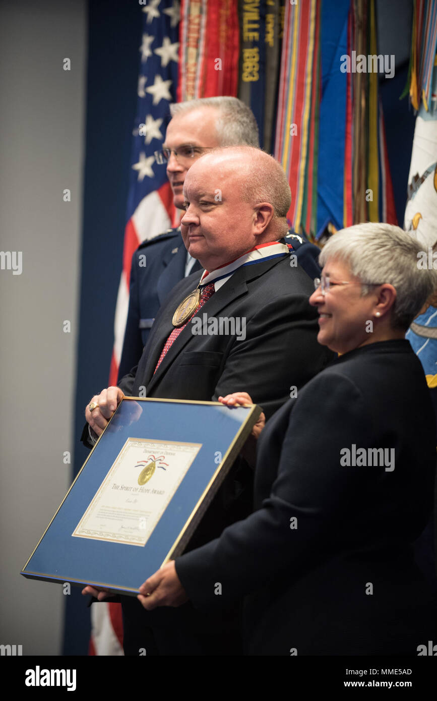 Kevin Ott, der US Air Force-Preisträger, posiert für ein Foto mit US Air Force General Paul J. Selva, der stellvertretende Vorsitzende des Generalstabs, und andere während der 2017 Geist der Hoffnung Auszeichnungen in der Halle der Helden im Pentagon, Okt. 26, 2017. Der Geist der Hoffnung Award wird für Männer und Frauen der US-Streitkräfte, Entertainer ausgezeichnet, und anderen illustren Amerikaner und Organisationen, deren Patriotismus und Service entsprechen denen, die von Herrn Bob Hope. Die Empfänger selbstlos dazu beigetragen, eine außergewöhnliche Zeit, Talent, oder Ressourcen für die Lebensqualität oder Service memb deutlich erhöhen Stockfoto