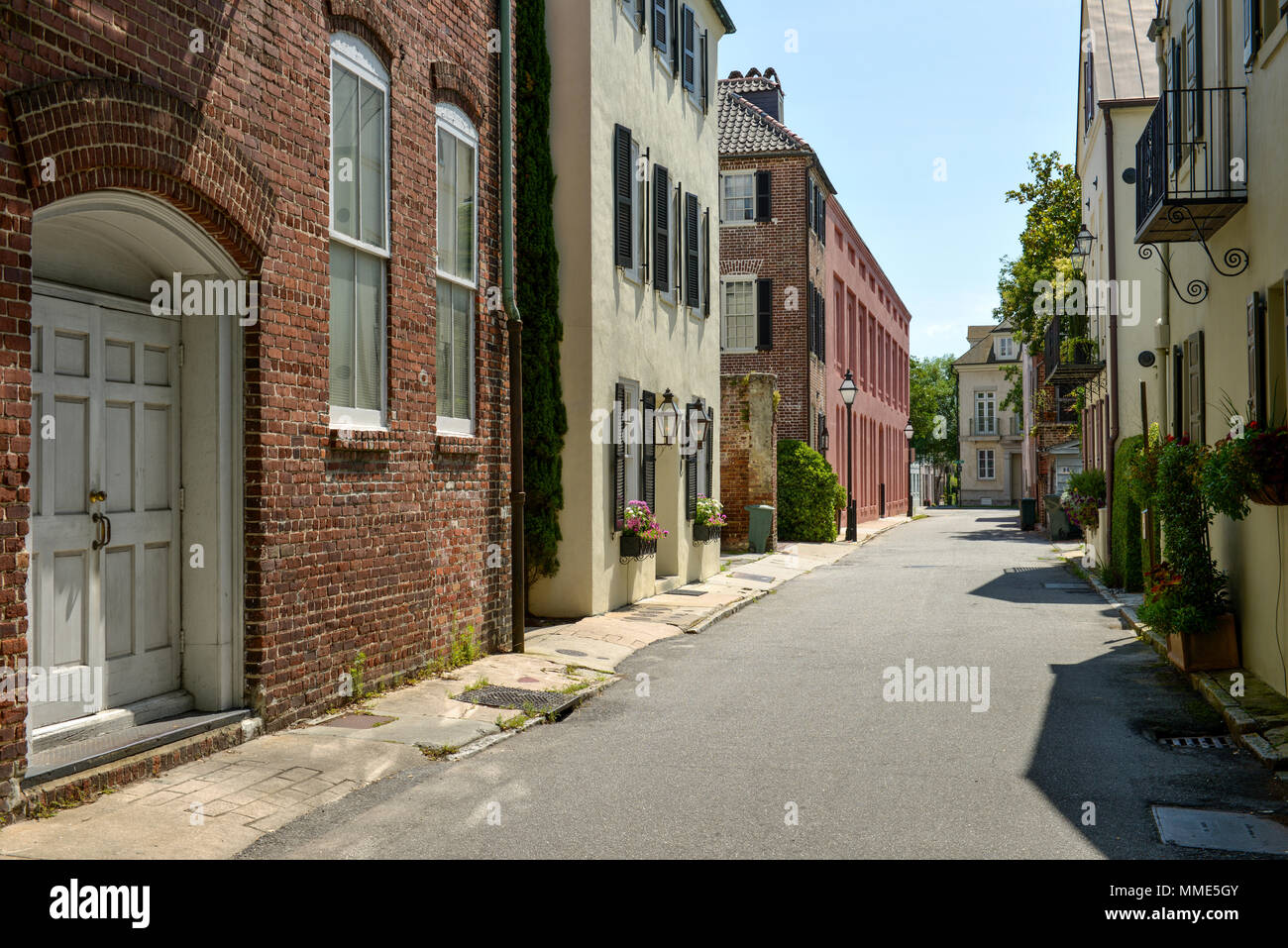 Alte Straße - Sommer Blick auf eine alte Straße in der Innenstadt von Charleston, South Carolina, USA. Stockfoto