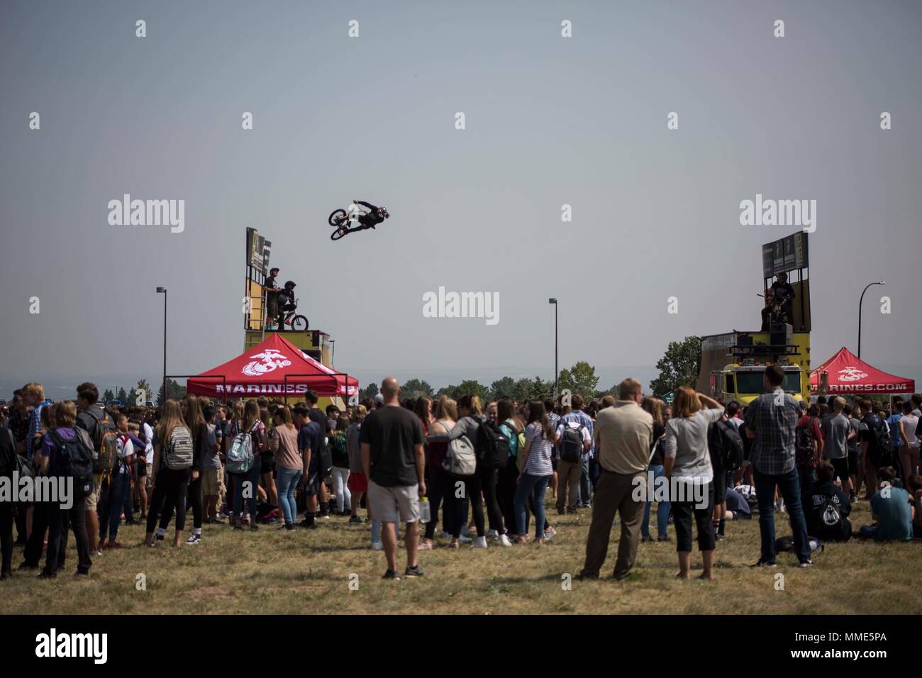 ASA Athleten durchführen bei Thompson Valley High School während der jährlichen ASA High School Marine Corps Tour, Sept. 6, 2017. Die ASA-High School Tour, ist ein Action Sports Schaltung, die Städte Besuche in den Vereinigten Staaten Unterstützung der Anti-Defamation League kein Platz für Hass Kampagne und die Kampagne für Tobacco-Free Kids. Stockfoto