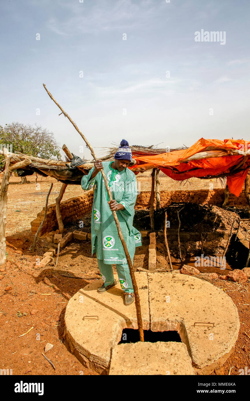 UBTEC NRO in einem Dorf in der Nähe von Ouahigouya, Burkina Faso. Kooperative leader Cissé Ousseini mit Rindergülle biogaz zu produzieren. Stockfoto