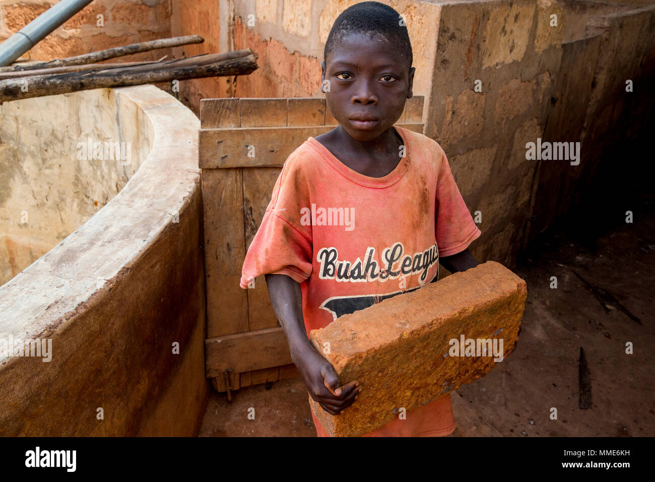 Kind Arbeiter in einer Farm in Bohicon, Benin. Stockfoto