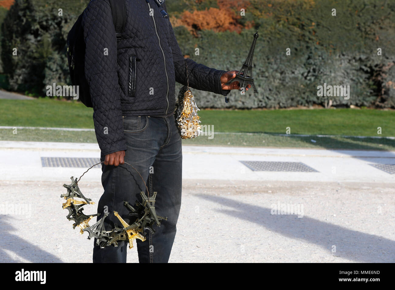 Mann mit Souvenirs an Touristen. Paris, Frankreich Stockfoto