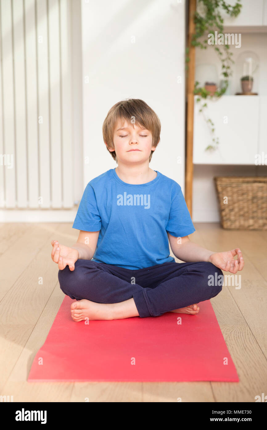 Kind MEDITATION Stockfoto