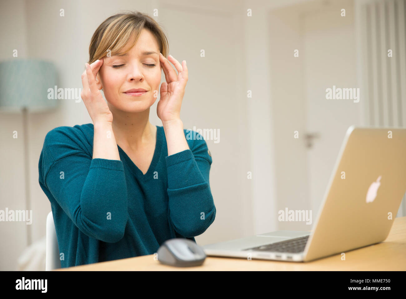 FRAU MASSAGE Stockfoto
