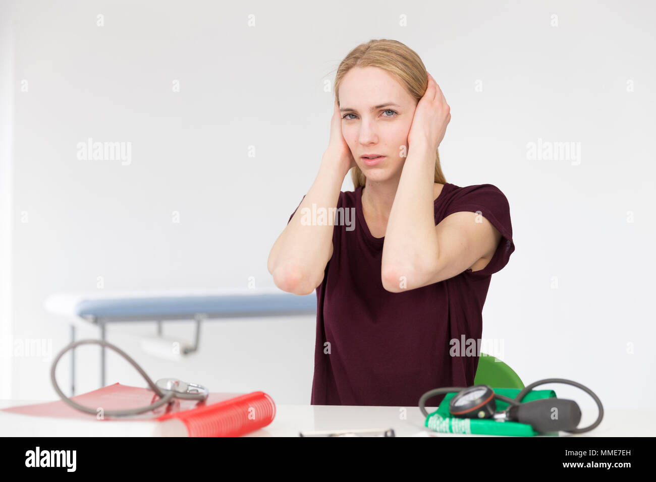 BERATUNG, FRAU SCHMERZEN Stockfoto