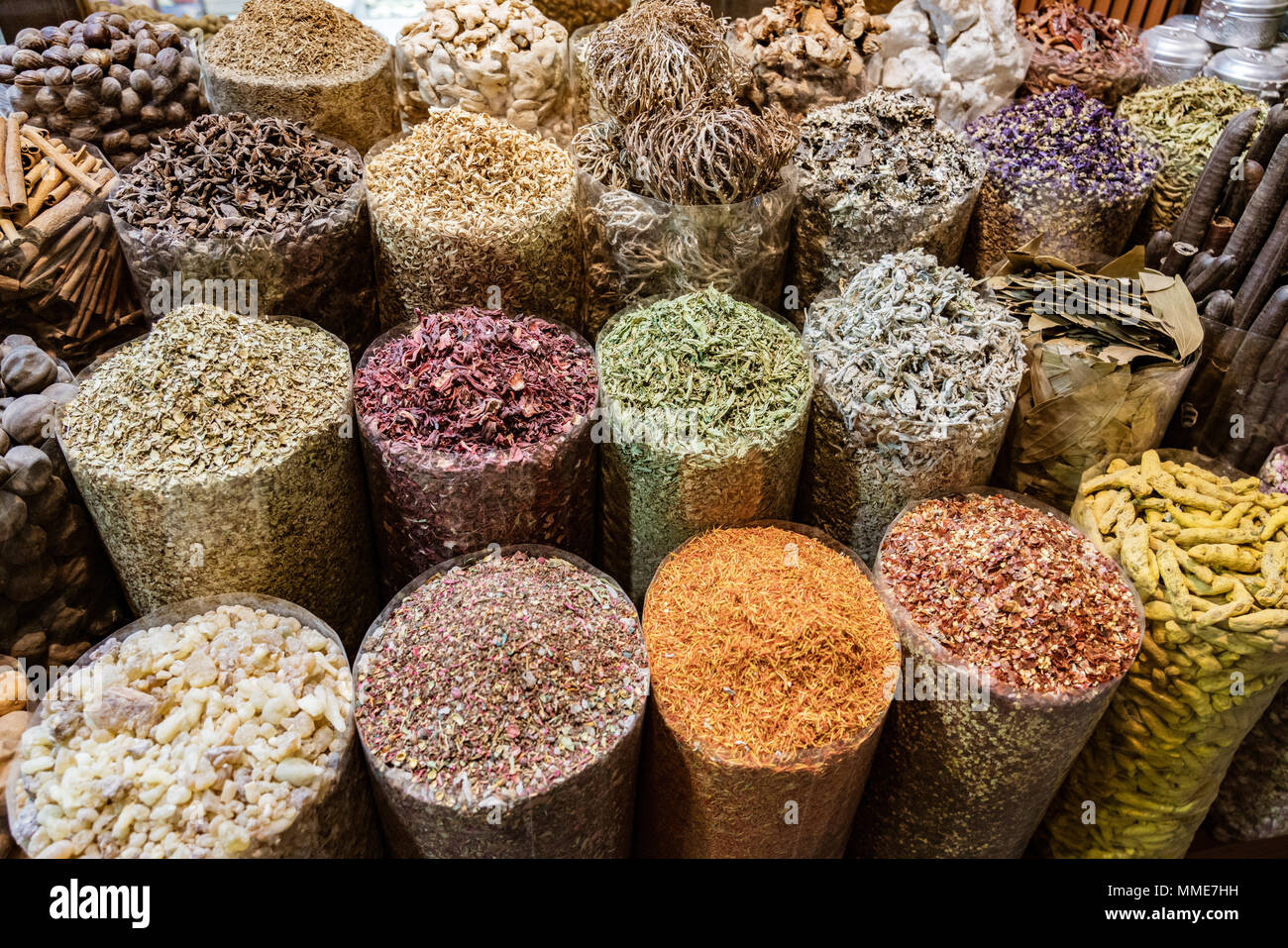 DUBAI, VAE, Mar 20, 2018: Taschen von Gewürzen in einem Marktstand Stockfoto