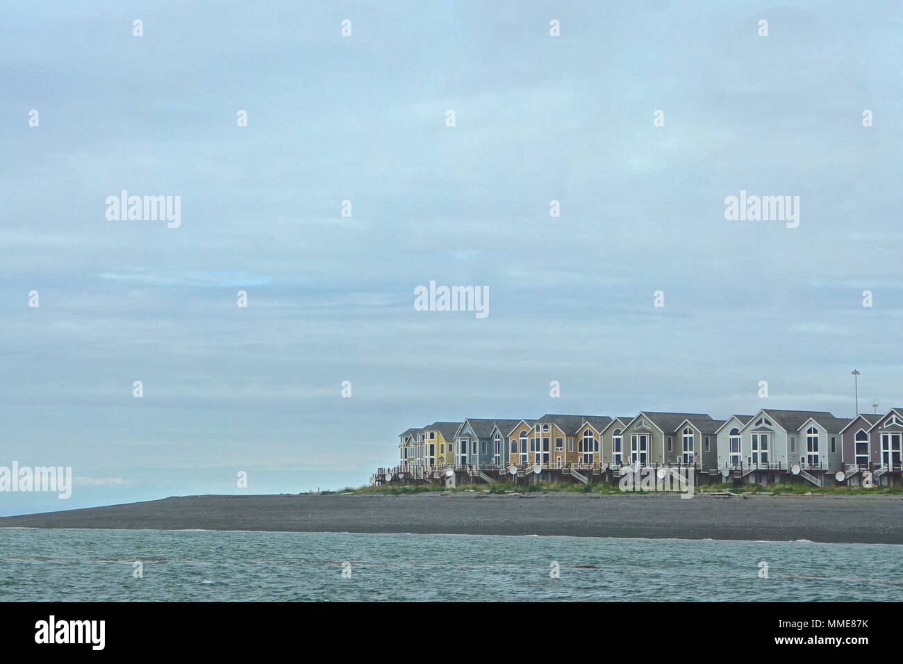 Homer, Alaska, USA: Eine Reihe von bunten Häusern liegt am Strand an der Spitze von Homer Spit, in die Kachemak Bucht. Stockfoto
