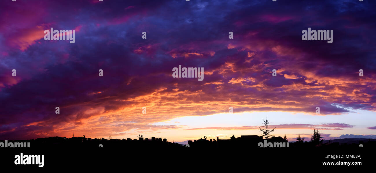 Panoramablick auf die bunten Wolken Sonnenuntergänge und Landschaften aus ankara Türkei Stockfoto