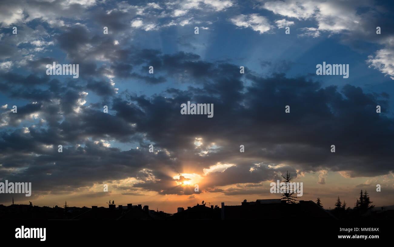 Panoramablick auf die bunten Wolken Sonnenuntergänge und Landschaften aus ankara Türkei Stockfoto