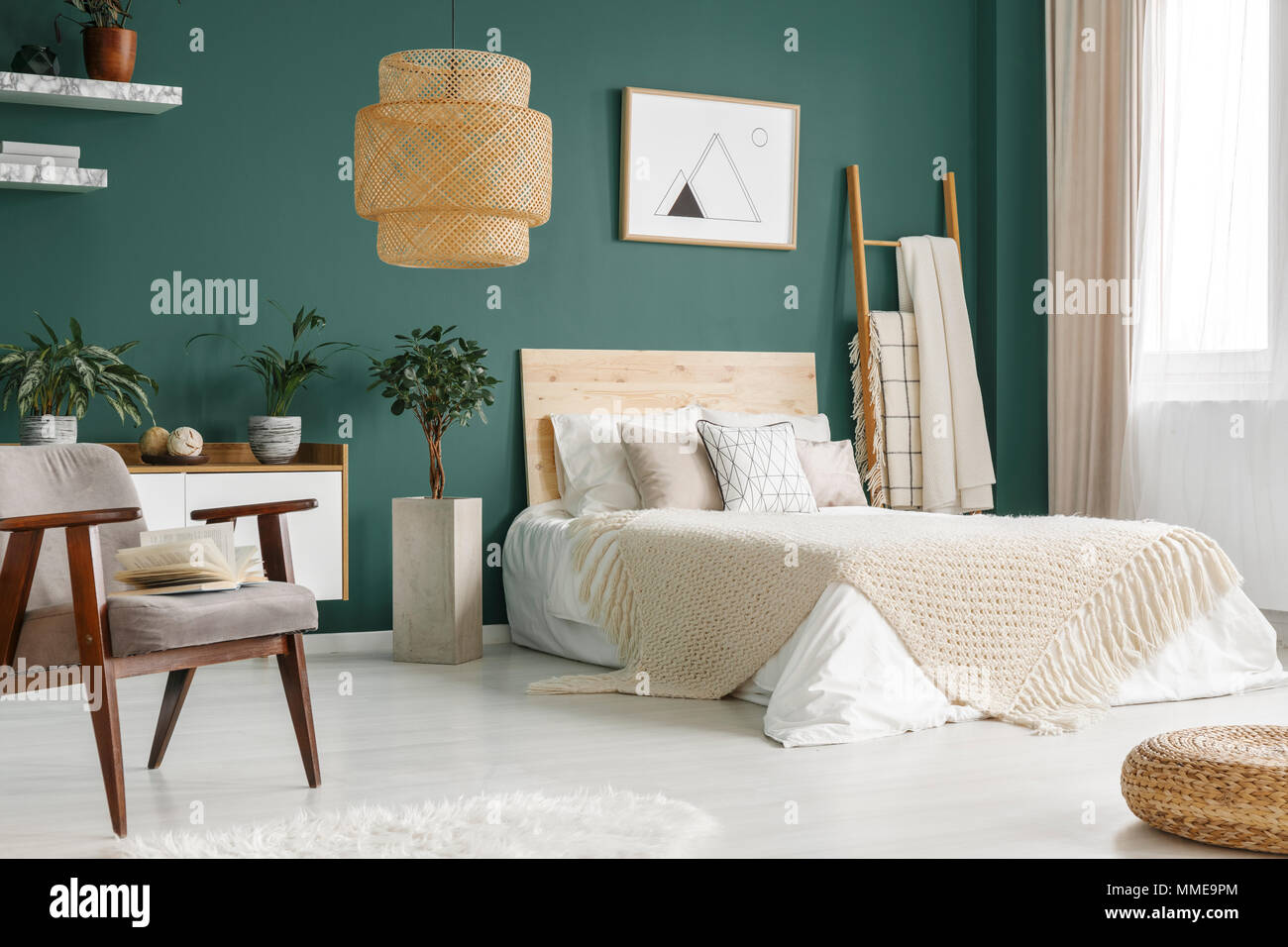 Grün Schlafzimmer mit King-Size-Bett, Topfpflanzen und großen, Korb Lampe  Stockfotografie - Alamy