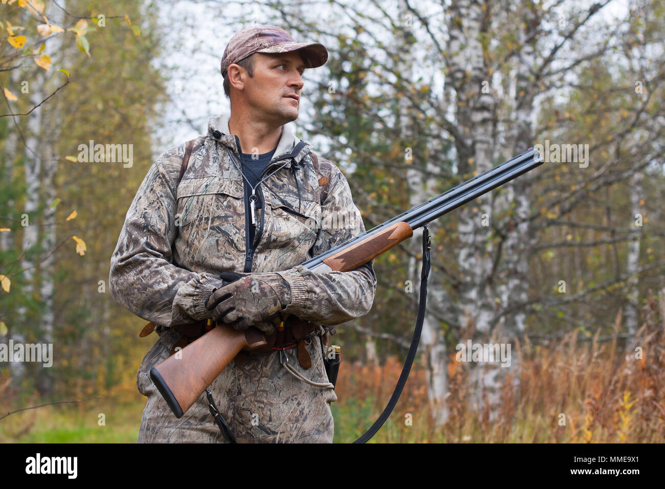 Jäger mit Gewehr Jagd zu Fuß in den Wald im Herbst Stockfoto