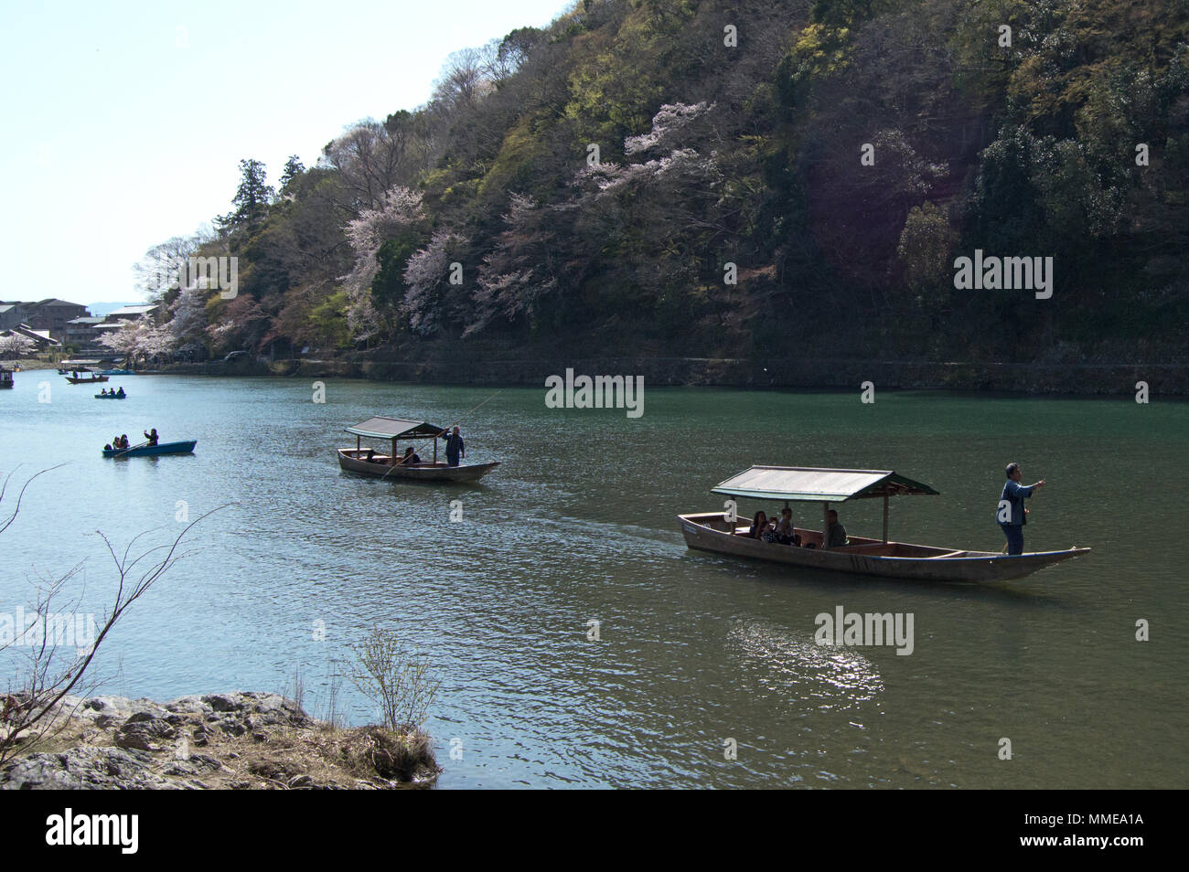 Touristische Boote auf dem Fluss Katsura in Arashiyama, Kyoto, Japan Stockfoto