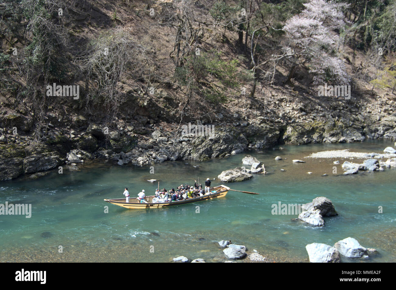 Touristische Boote auf dem Fluss Katsura in Arashiyama, Kyoto, Japan Stockfoto