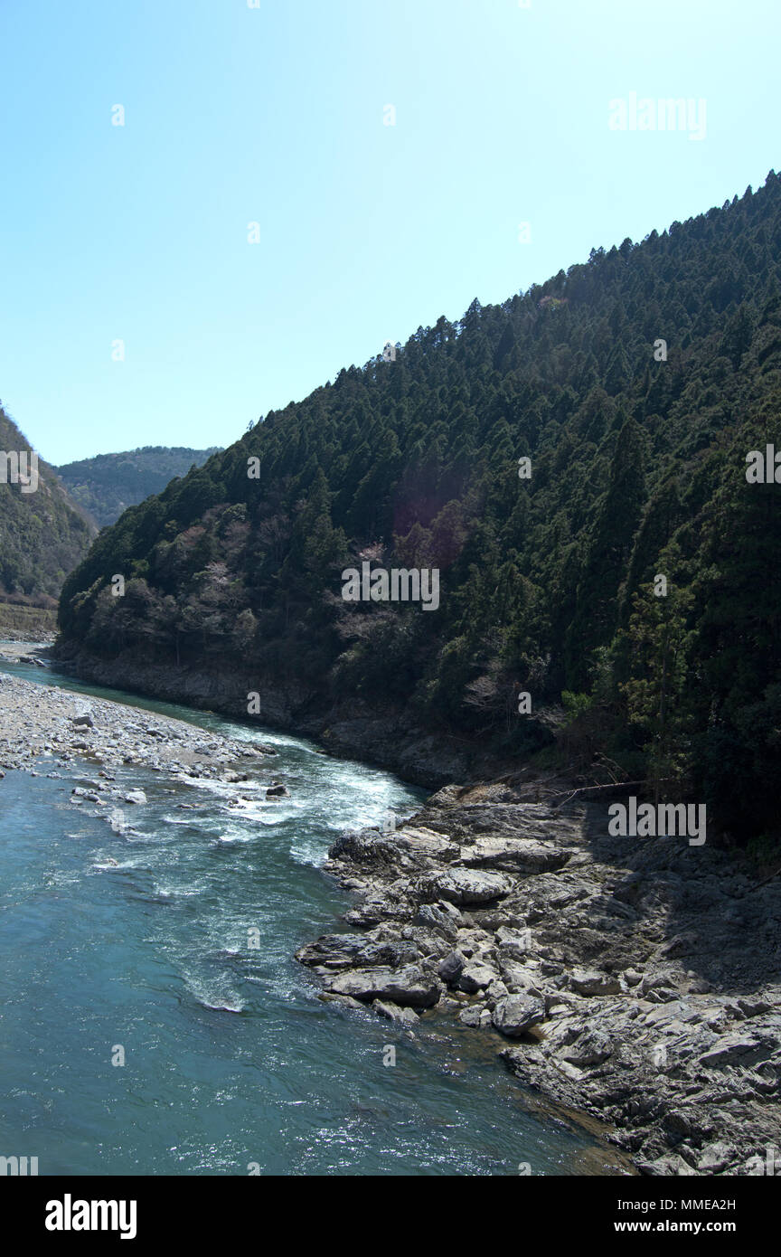 Blick auf den Fluss aus dem Katsura Sagano romantischen Zug in Arashiyama, Kyoto, Japan Stockfoto