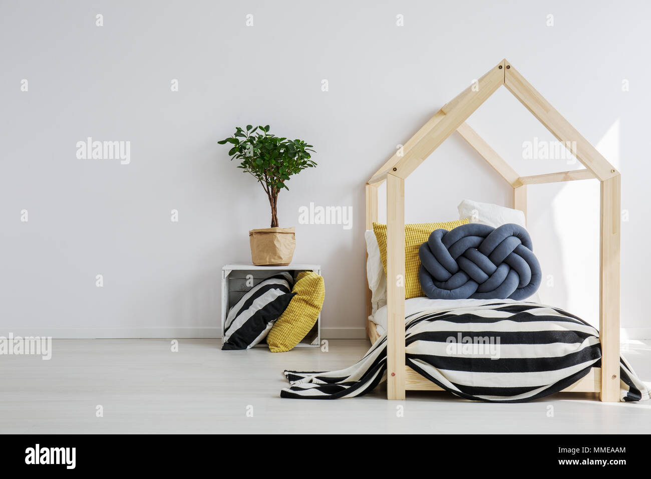 Die stilvollen Zimmer mit Kleinkind Holz- House Bed Stockfoto