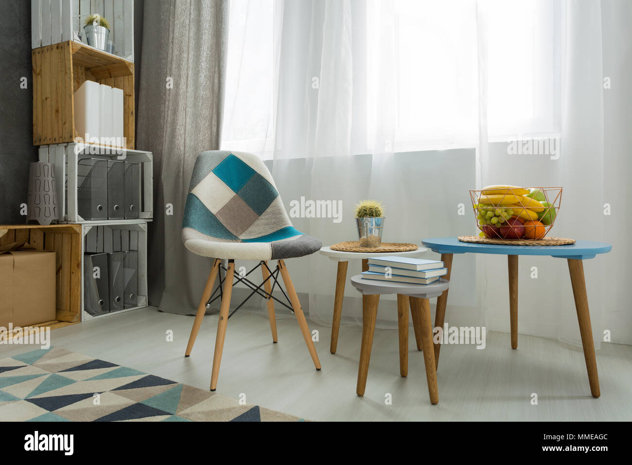 Moderne minimalistische Wohnzimmer Ecke mit Stuhl, drei Tische und Schlempe aus Holz Stockfoto