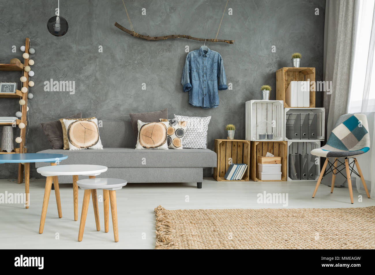 Moderne Minimalistische Wohnzimmer Interieur In Den Farben Cyan Mit Sofa Stuhl Drei Tische Teppich Und Schlempe Aus Holz Stockfotografie Alamy