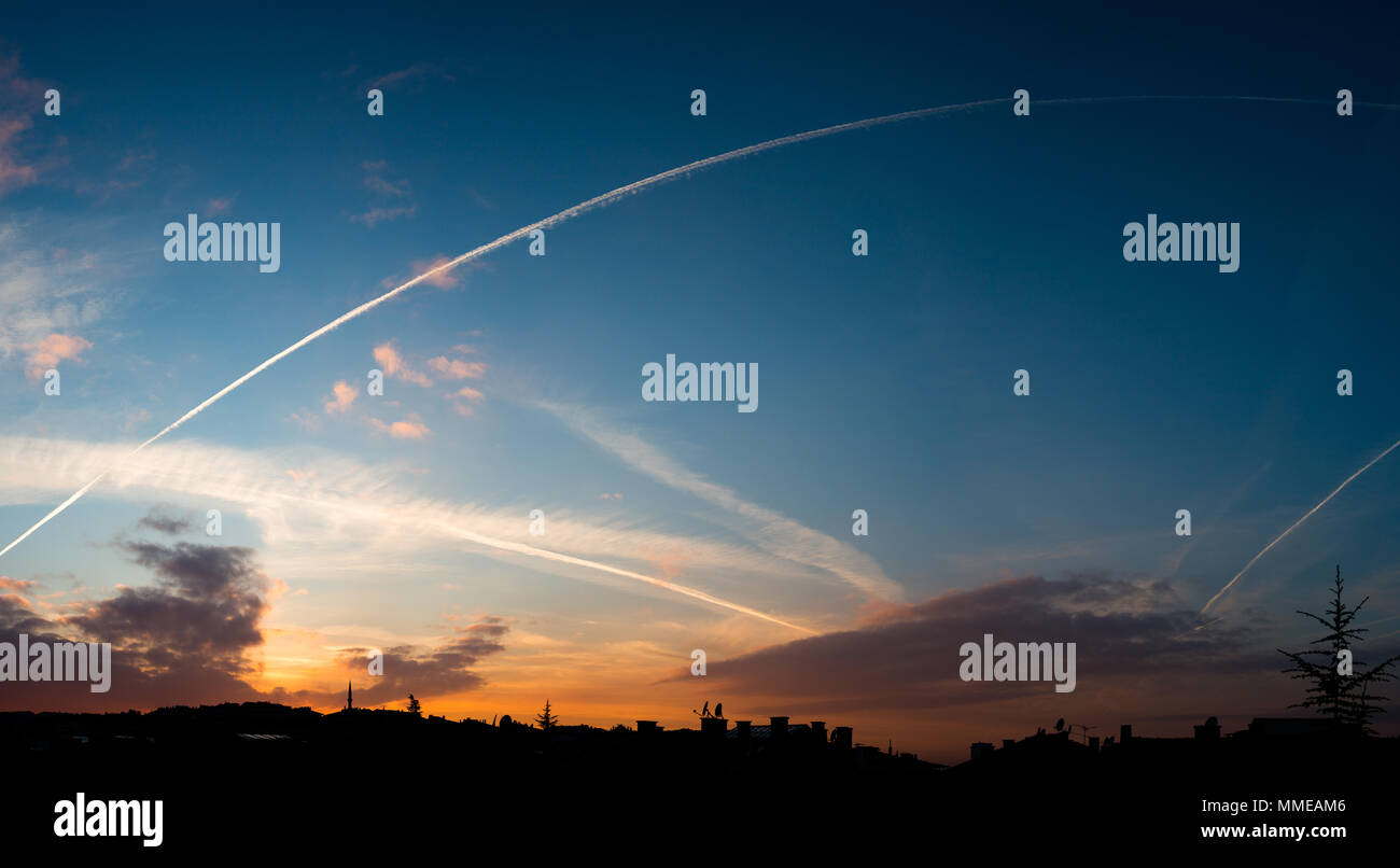 Panoramablick auf die bunten Wolken Sonnenuntergänge und Landschaften aus ankara Türkei Stockfoto