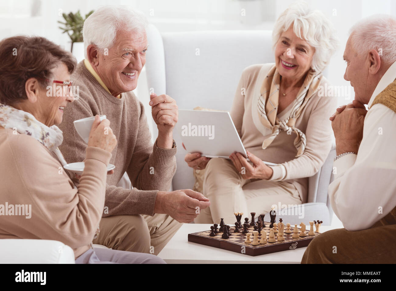 Gerne Rentner der Rest home Schach spielen Stockfoto