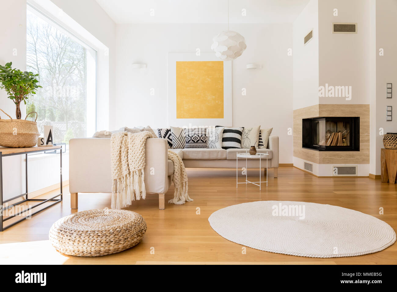 Geraumige Weiss Und Holz Wohnzimmer Mit Kamin Und Sofa Stockfotografie Alamy