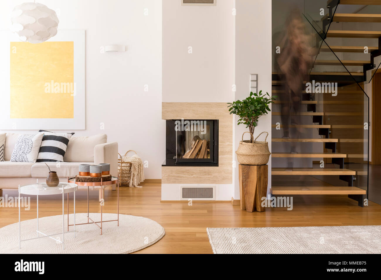 Weiß und Holz- Design der geräumigen Lounge mit Kamin Stockfoto