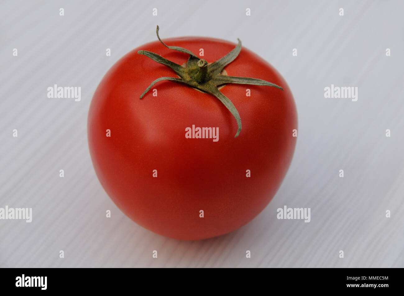 Rote Tomate closeup auf hölzernen Tisch Stockfoto