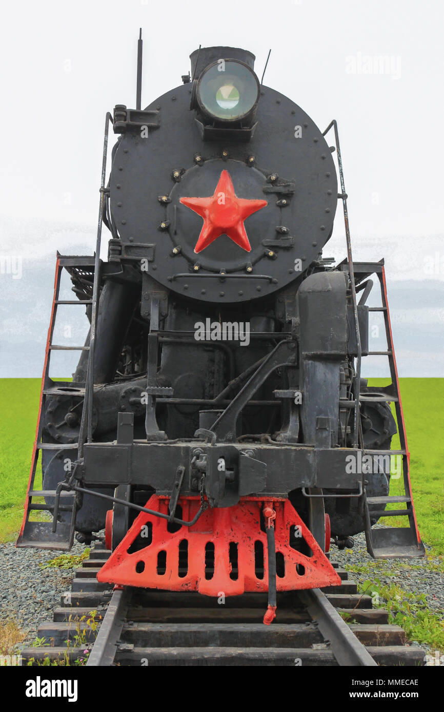 Alte sowjetische Lokomotive, Vorderansicht, vor dem hintergrund der grünen Wiesen Stockfoto