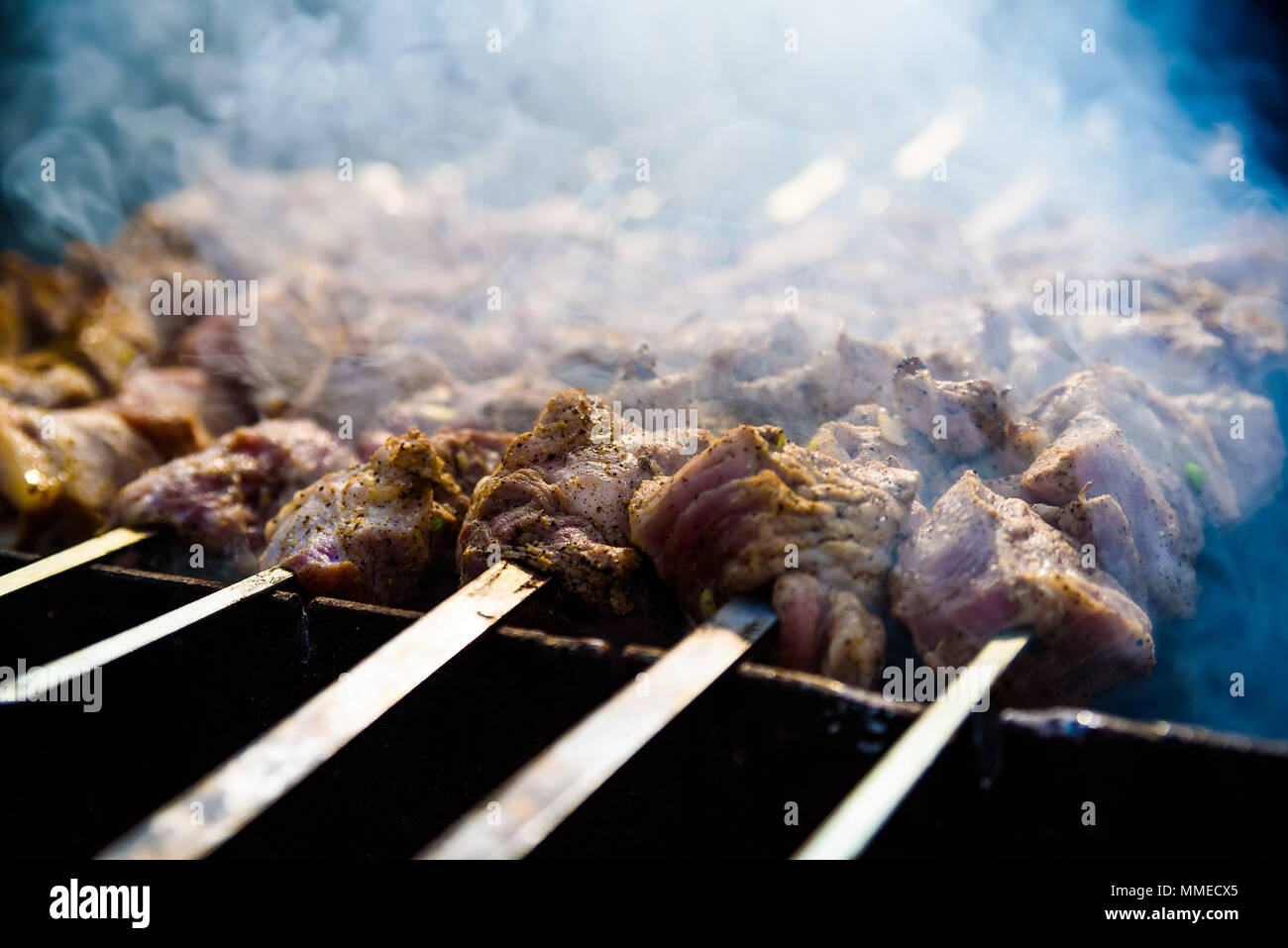 In der Nähe gab es leckeres Fleisch und gegrilltem auf Spieße Stockfoto In der Nähe gab es leckeres Fleisch und gegrilltem auf Spieße Stockfoto