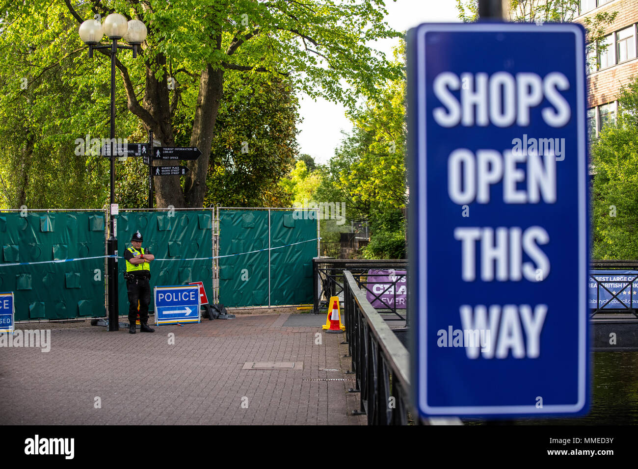 Die Polizei stand Guard ausserhalb des Parks in Salisbury, wo Sergej und Julia Skripal, nachdem Sie mit einem Nerv agent vergiftet gefunden wurden. Stockfoto