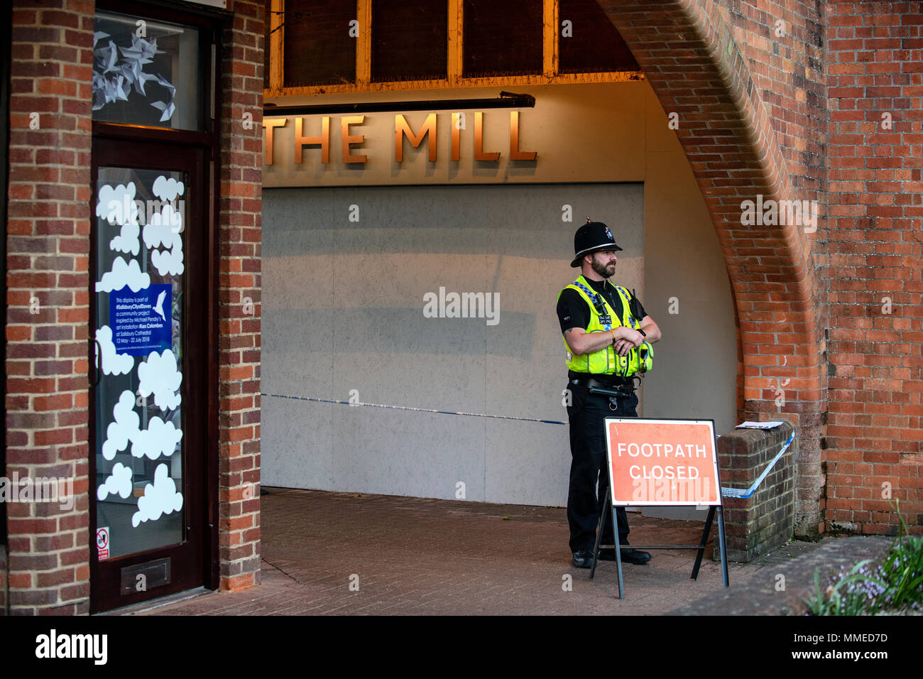 Die Polizei stand Guard außerhalb der Mühle Pub in Salisbury, einem der Standorte Sergej und Julia Skripal nach der Vergiftung mit einem Nerv agent besucht. Stockfoto