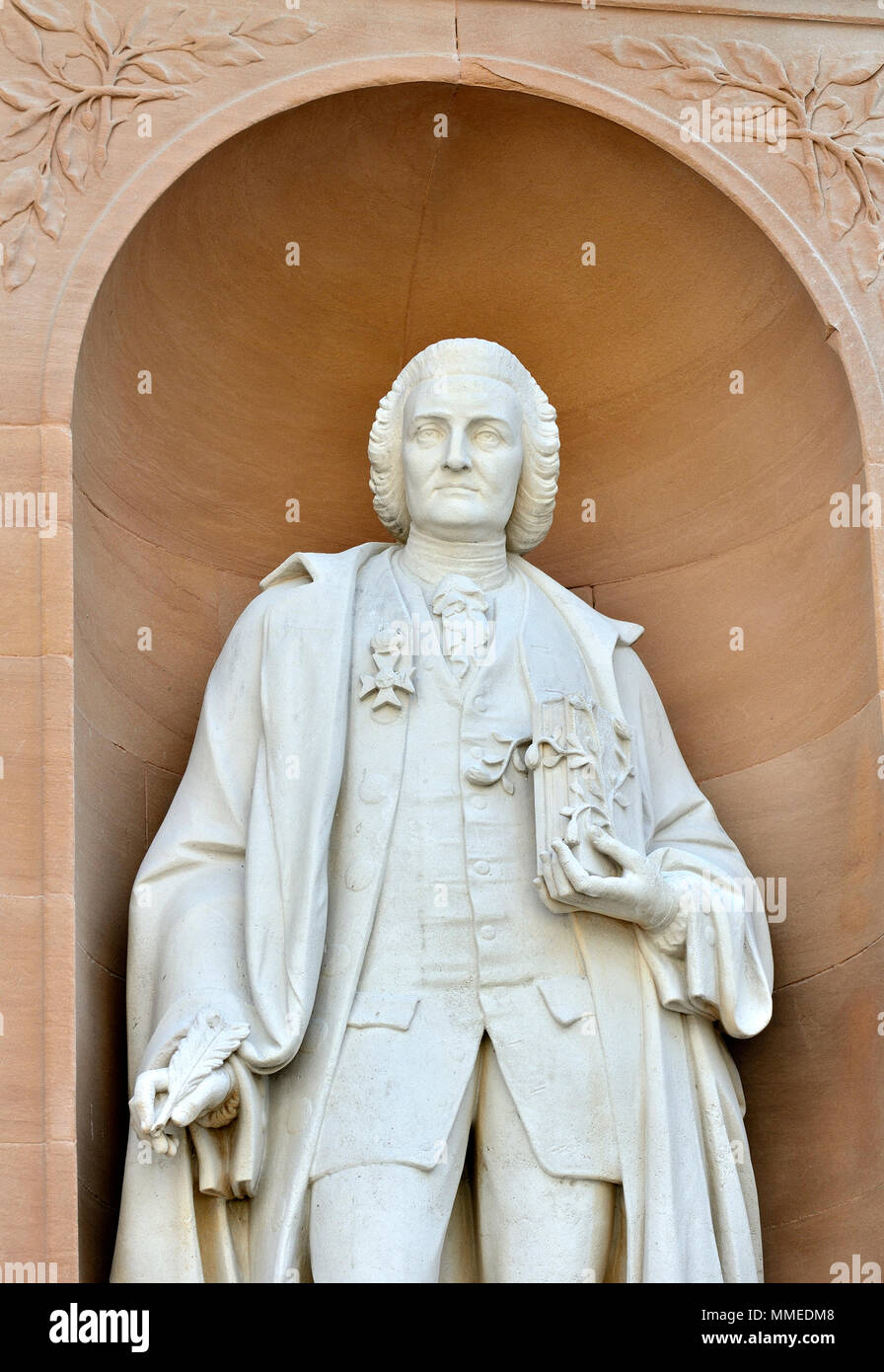 London, England, UK. Statue auf der Fassade des Nr. 6 Burlington Gardens (Royal Academy/Burlington House) Carl von Linné Stockfoto