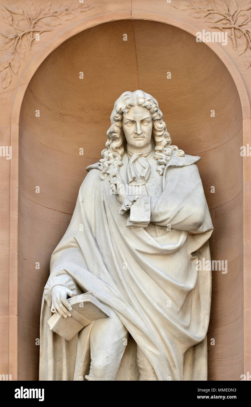 London, England, UK. Statue: Gottfried Wilhelm Leibniz (von William Theed) auf Burlington Gardens Fassade der Royal Academy (Burlington House) Stockfoto