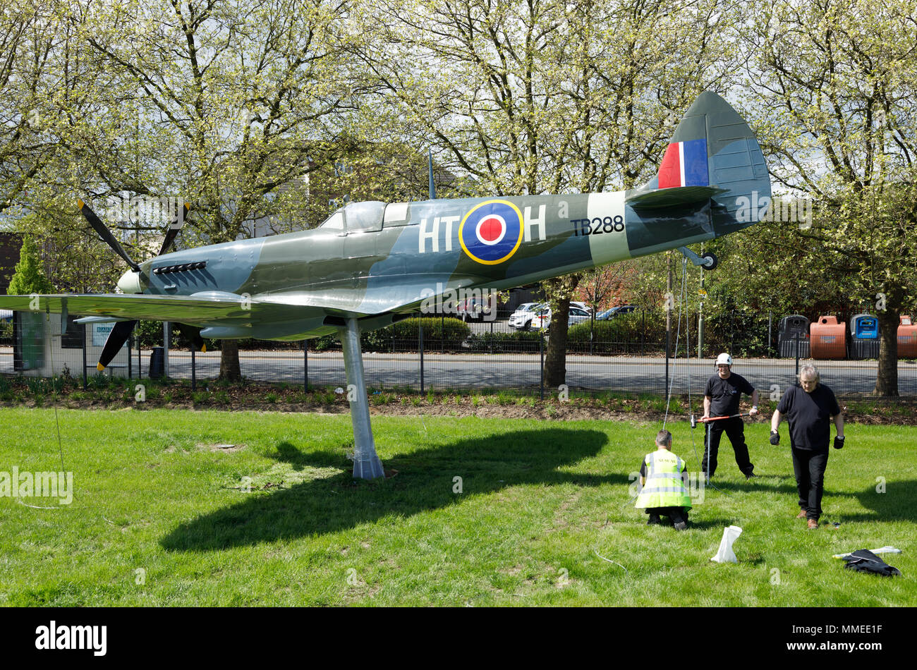 Installation von Team Einrichten eines überholten Supermarine Spitfire Kämpfer an der Royal Air Force Museum, Hendon, GB Stockfoto