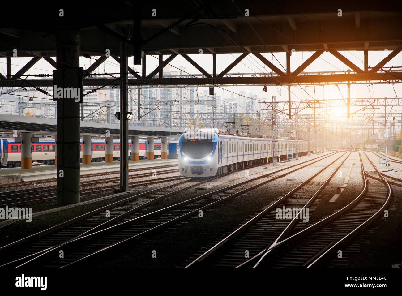 Korea Zug auf Bahnhöfen mit Skyline in Seoul, Südkorea für den Transport Hintergrund Stockfoto