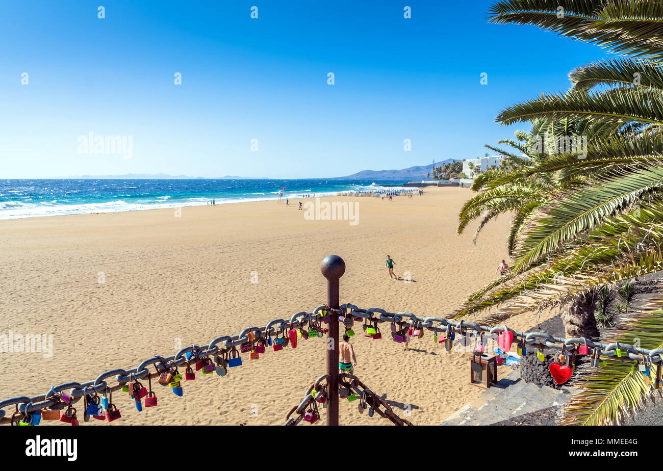 Puerto del Carmen, Spanien - 29. Dezember 2016: Liebe Schlösser, Strand und Meer in Puerto del Carmen, Spanien. Puerto del Carmen ist die wichtigste touristische Stockfoto