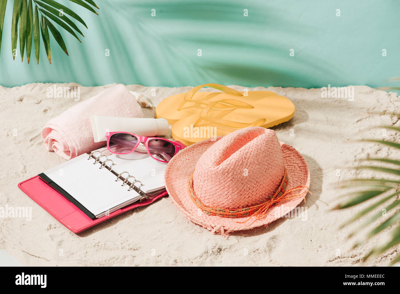 Urlaub (Ferien) tropischen Strand Hintergrund Layout mit leeren Buch öffnen und freier Text. Palmenblättern, exotischen Blumen, Sonnenbrillen und Flip fl Stockfoto