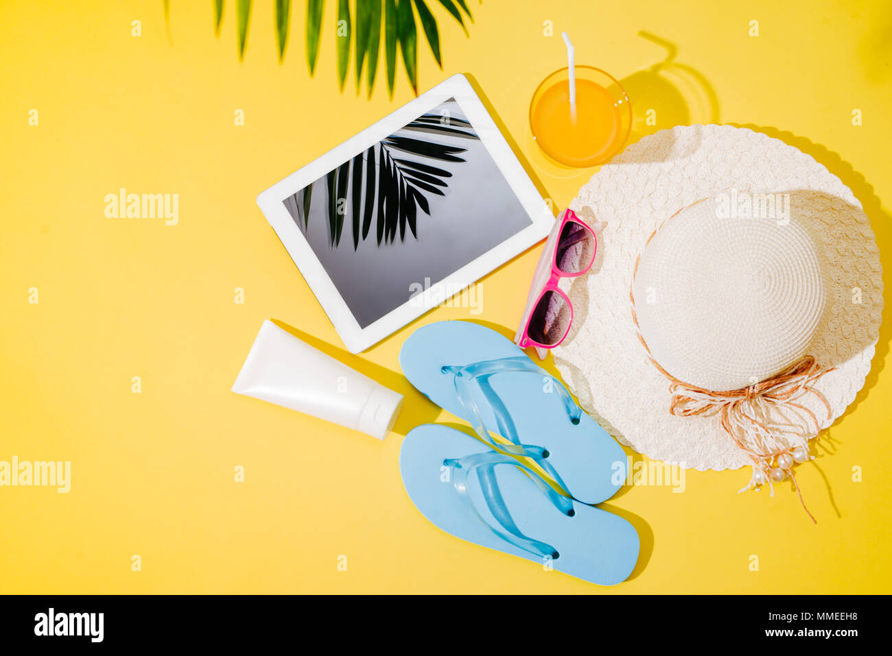 Tablet Computer mit leerer Bildschirm am Strand Sand mit Strand, Ansicht von oben. Sommer Hintergrund Stockfoto