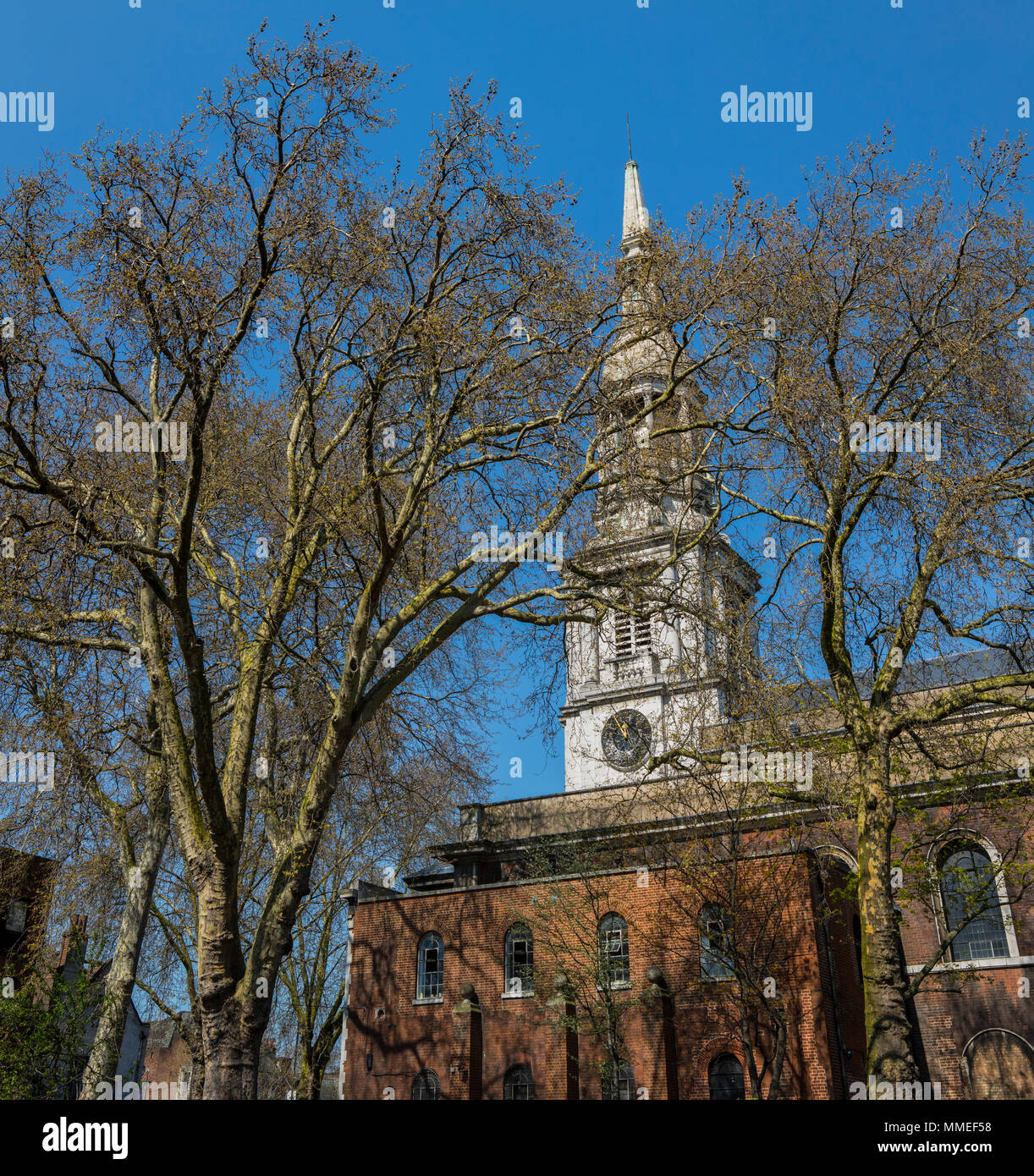 Ein Blick auf die wunderschöne St. Leonards Kirche in Shoreditch, London. Stockfoto