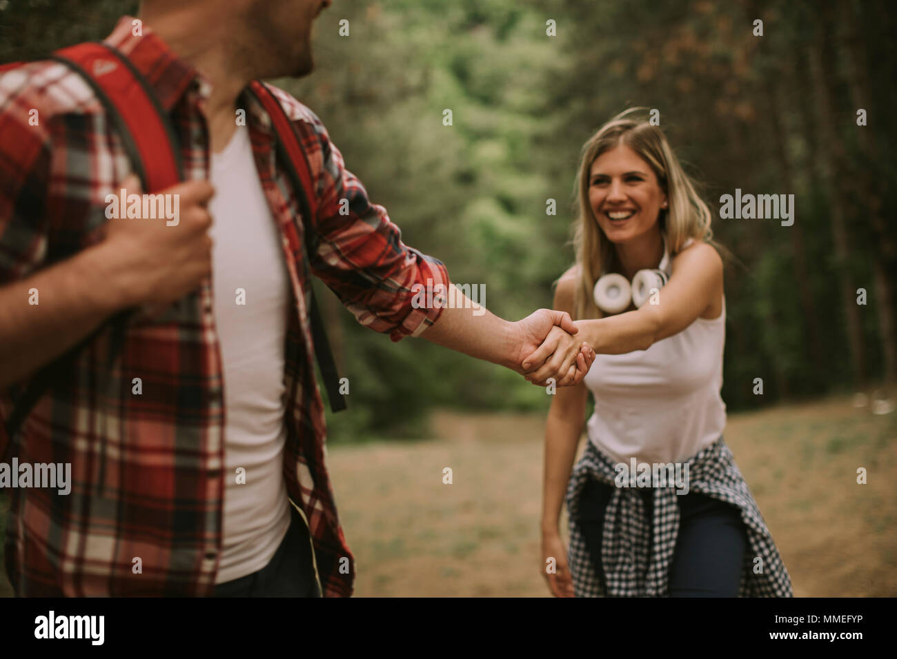 Wanderer Mann hält womans Hand und führte sie auf Natur Outdoor Stockfoto