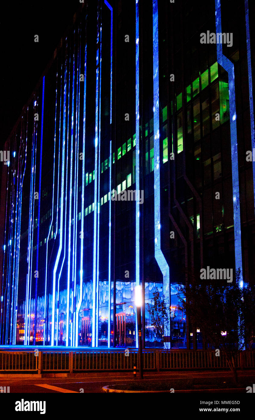 Lighting Design auf einem Gebäude in Peking, China, mit der Beijing National Aquatics Center im Erdgeschoss Fassade reflektiert. Stockfoto