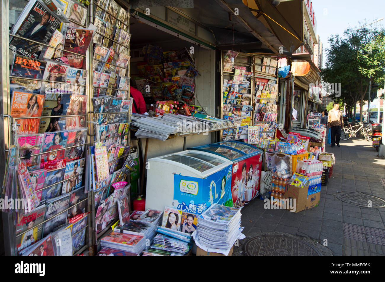 Zeitungsladen auf einer Straße in einem Vorort von Beijing, China. Stockfoto