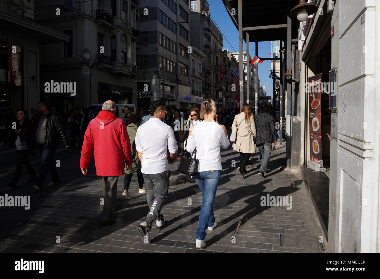 Istanbul, Türkei - 19 April, 2018: türkische Volk und Touristen sind zu Fuß an der Istiklal Street und Beyoglu in einem sonnigen Frühlings Tag. Es gibt viele Stockfoto