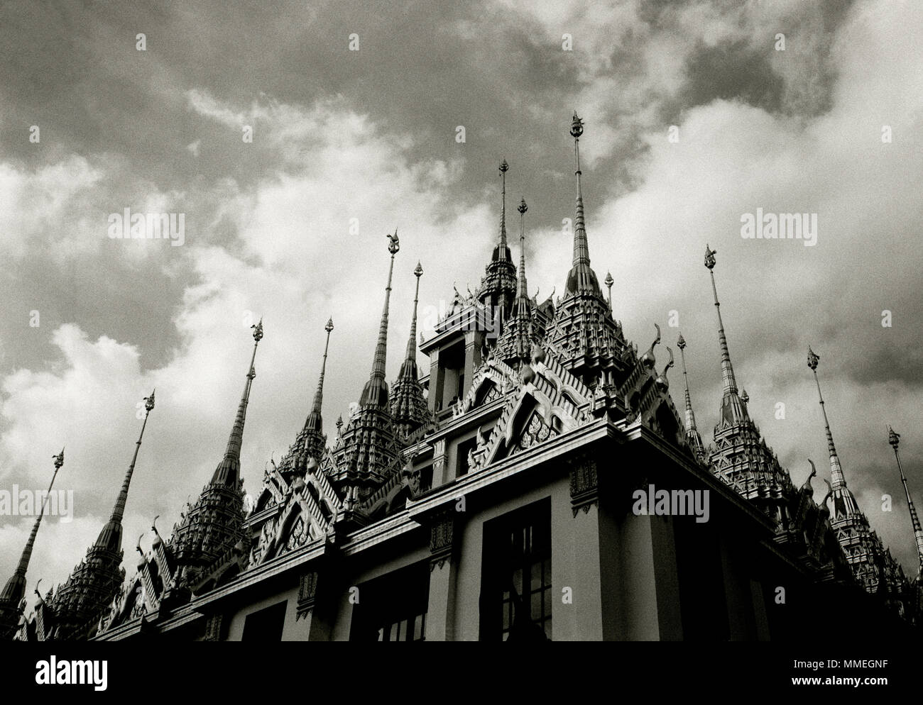 Türme des buddhistischen Tempel Loha Prasat Metall Schloss von Wat Ratchanadda in Bangkok, Thailand in Südostasien im Fernen Osten. Architektur Reisen B&W Stockfoto