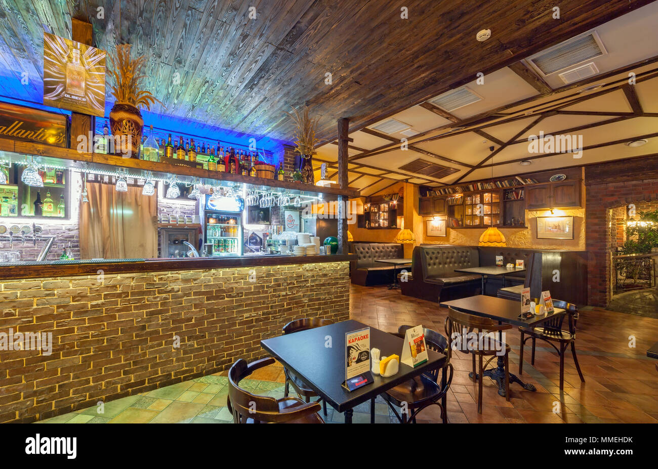 Moskau - AUGUST 2014: Der Innenraum der Bier Bar Restaurant "PIV & CO". Restaurant Halle mit einem großen Tresen Stockfoto