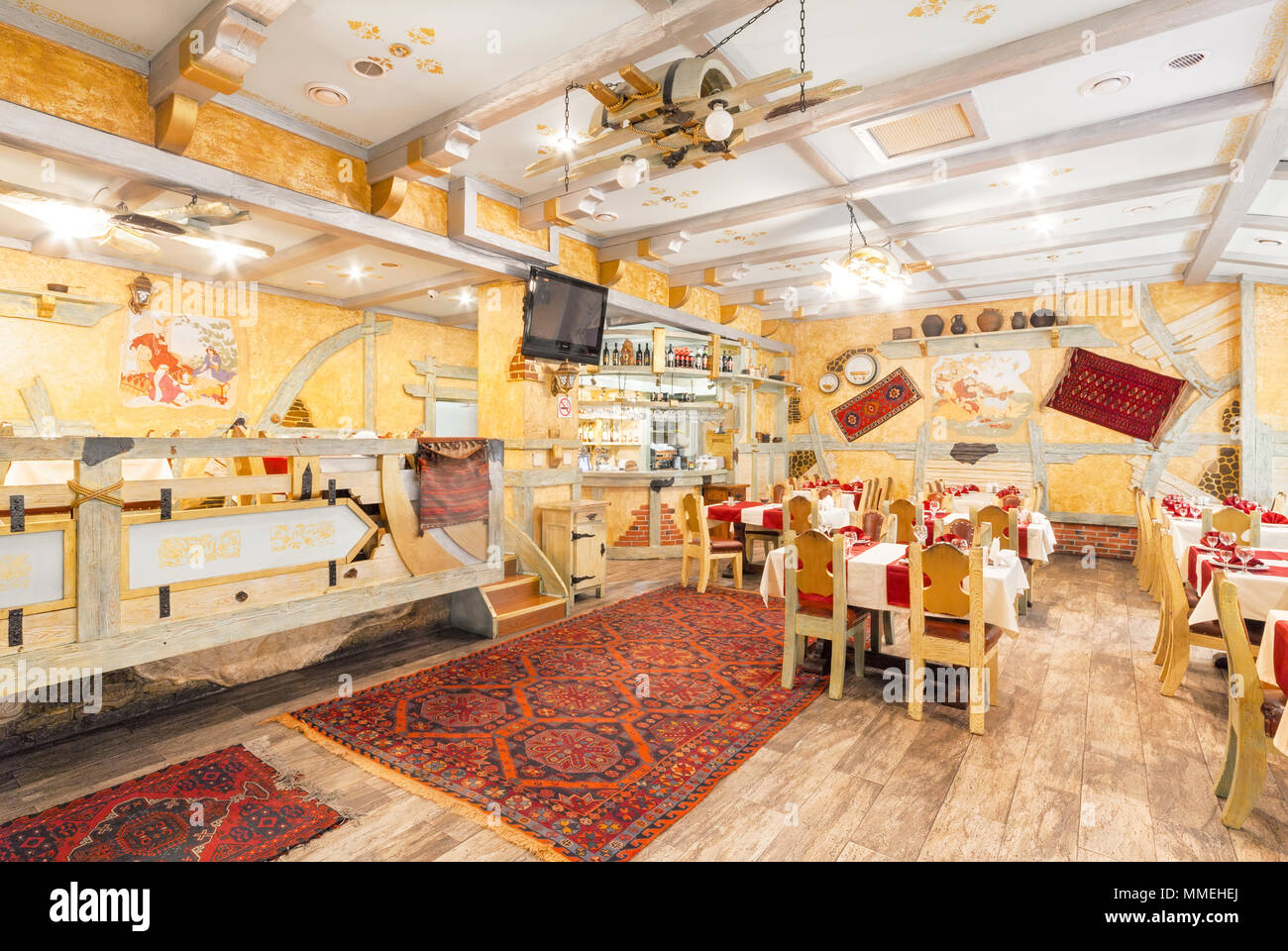 Moskau - AUGUST 2014: das Interieur des Restaurants "RIO GRANDE". Halle der gelbe Farbe, in der ein Bauer Stil dekoriert mit Holzmöbeln Stockfoto