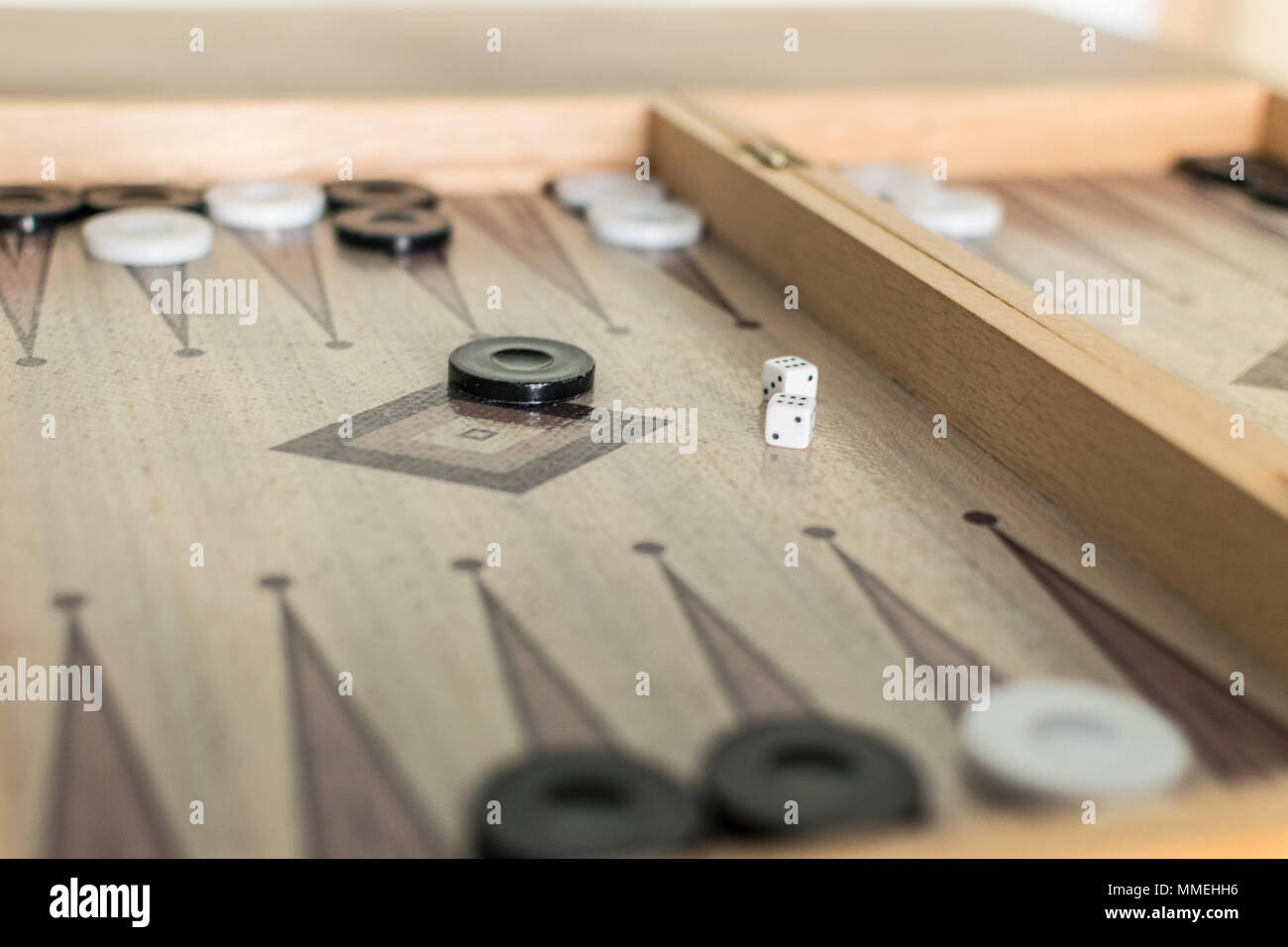 Nahaufnahme von einem Spielbrett mit Würfeln Stockfoto