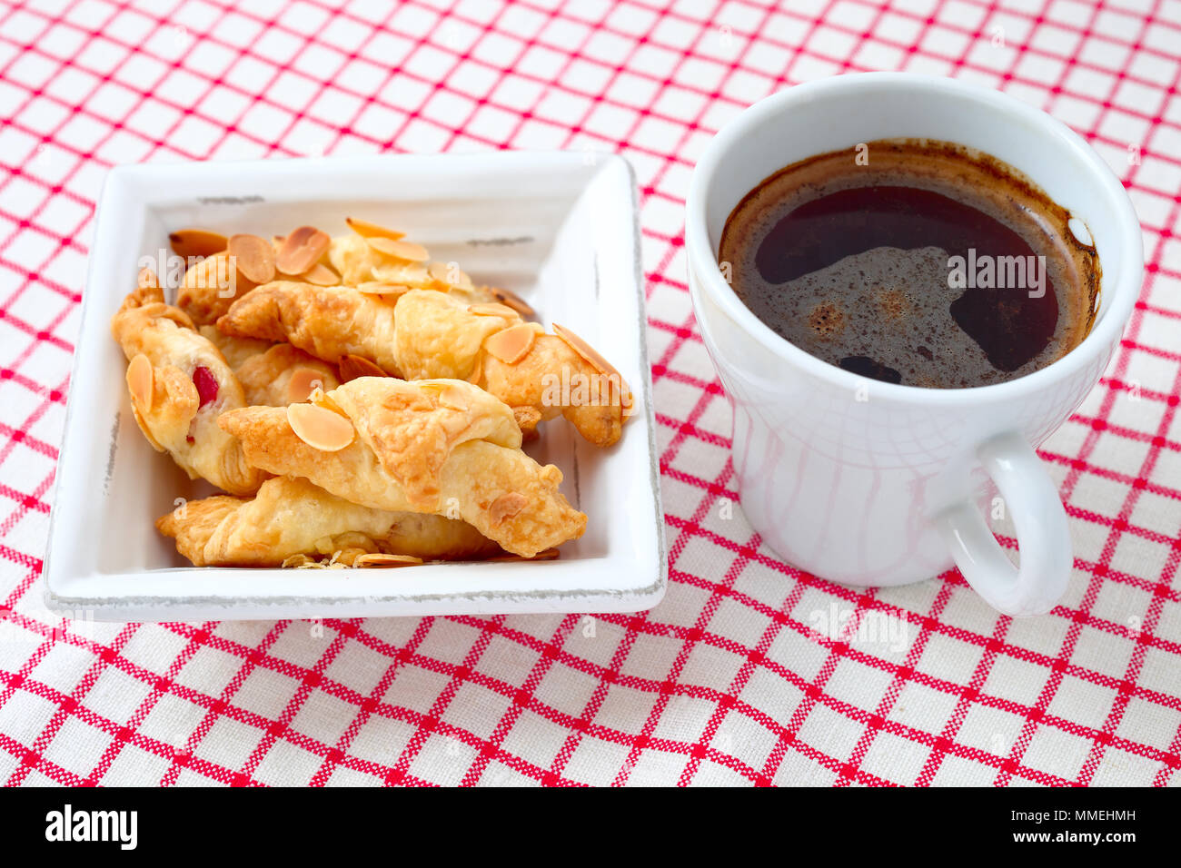 Almond Croissants und Kaffee Stockfoto