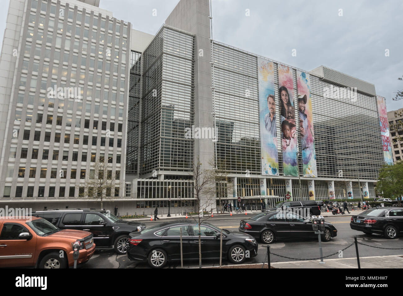 Weltbank Hauptverwaltung, Washington, DC, mit bunten Bannern während der jährlichen Frühjahrstagung mit dem IWF. Pennsylvania Avenue und 18 St. Stockfoto