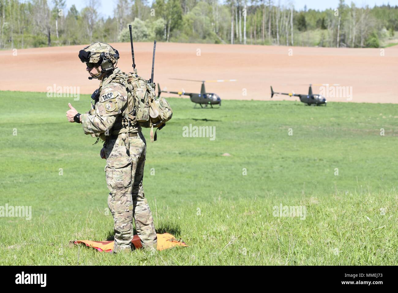 Us Air Force Tech Sgt. Laurence Paradis, Tactical Air Control Party Mitglied mit Okla. Die National Guard 146 Air Support Operations Squadron, berät Estonian Defence Force auf gemeinsame Endgerät angreifen Controller Funktionen kann 9. während der Übung IGEL 2018 im Süden von Estland, 9. Mai 2018. Die tacp Personal diente als Berater der Estnischen Streitkräfte kombiniert Brände zwischen US-Armee und multinationalen Aviation Assets zu erstellen. Foto von Maj. Kurt M. Rauschenberg, 58 EMIB Public Affairs Officer. () Stockfoto